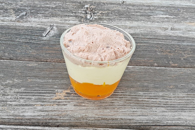 Puddingcreme auf Fruchtspiegel