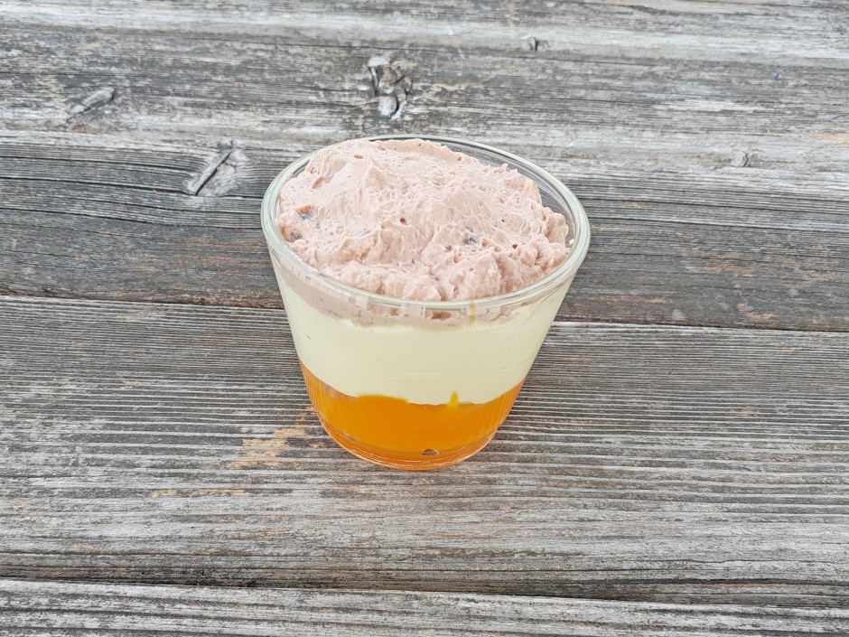 Puddingcreme auf Fruchtspiegel