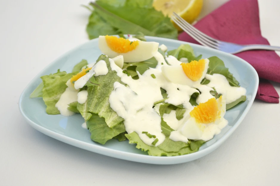 Gr&uuml;ner Salat mit Ei und L&ouml;wenzahn