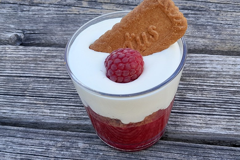 Sauerrahmcreme auf Himbeermus
