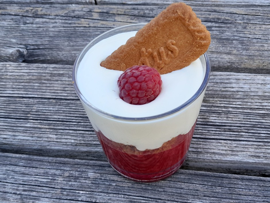 Sauerrahmcreme auf Himbeermus