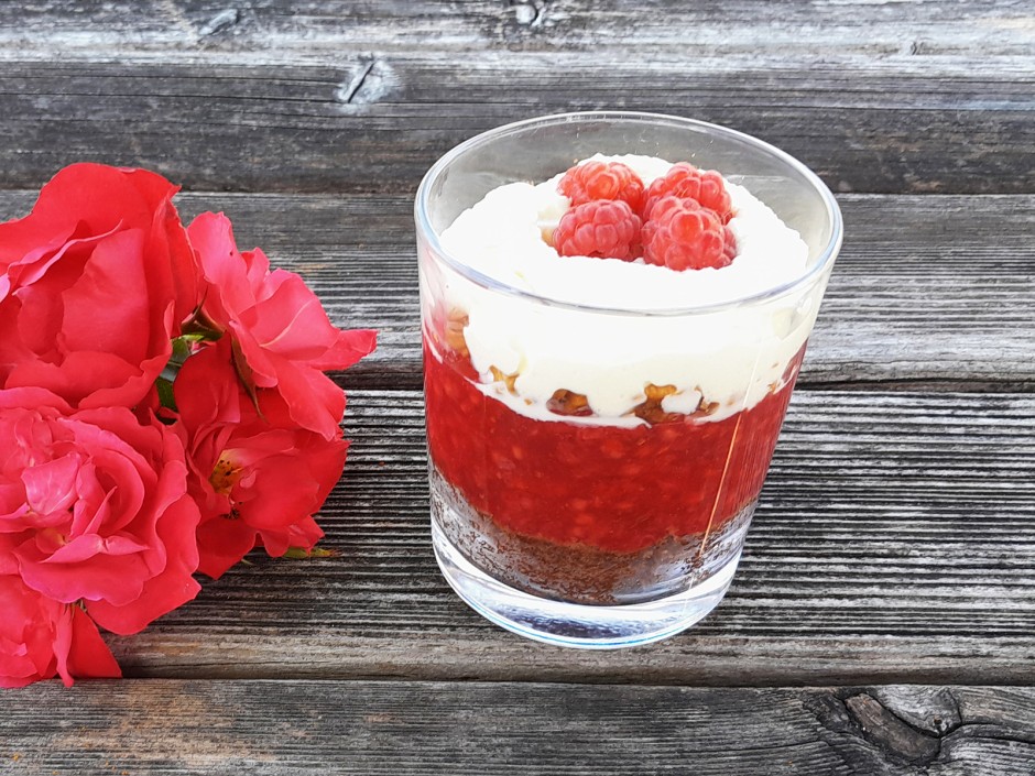 Schichtdessert mit Nüssen