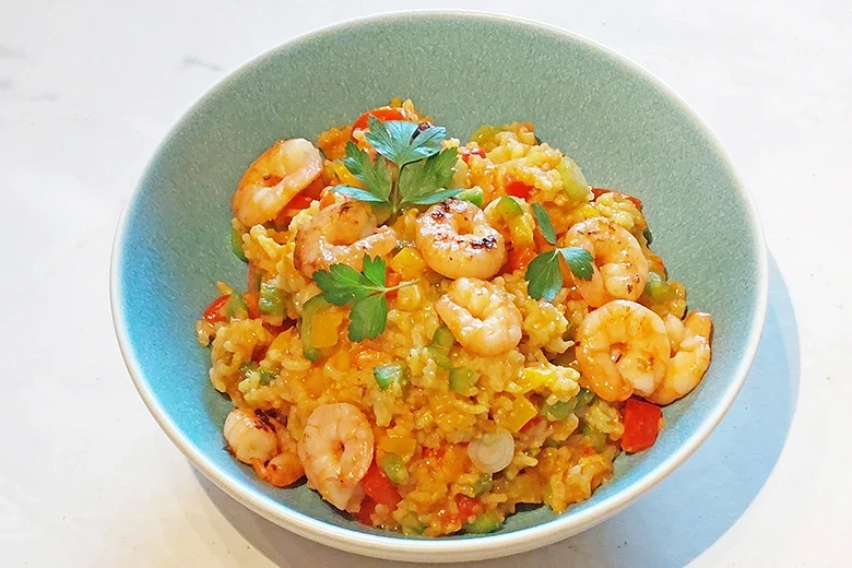 Bunter Reissalat mit Garnelen