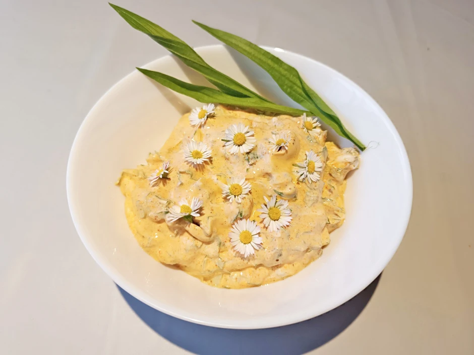 Frischk&auml;seaufstrich mit Spitzwegerich und K&uuml;rbiskernen