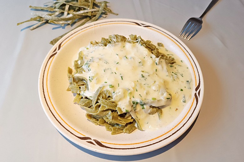 Käsesauce auf Dinkel-Bärlauch Bandnudeln