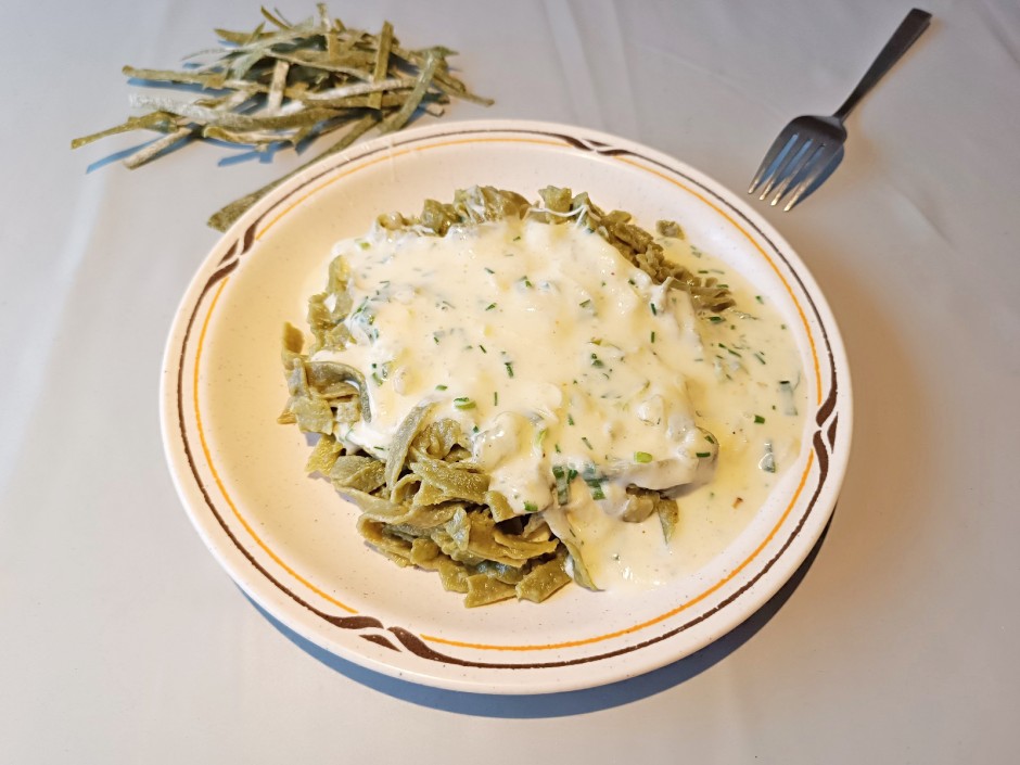 Käsesauce auf Dinkel-Bärlauch Bandnudeln