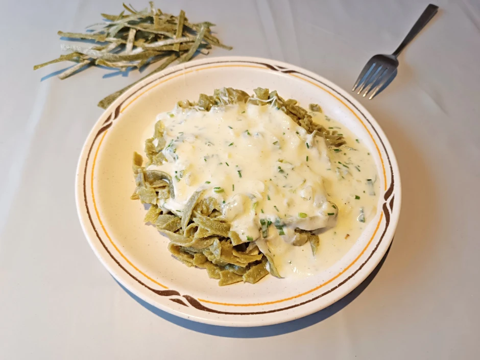 K&auml;sesauce auf Dinkel-B&auml;rlauch Bandnudeln