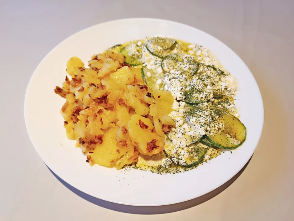 R&ouml;stkartoffel mit H&uuml;ttenk&auml;se-Gurken