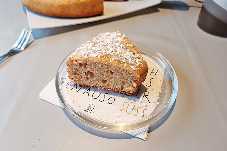 Mandel-Joghurt-Kuchen aus dem Camping-Backofen