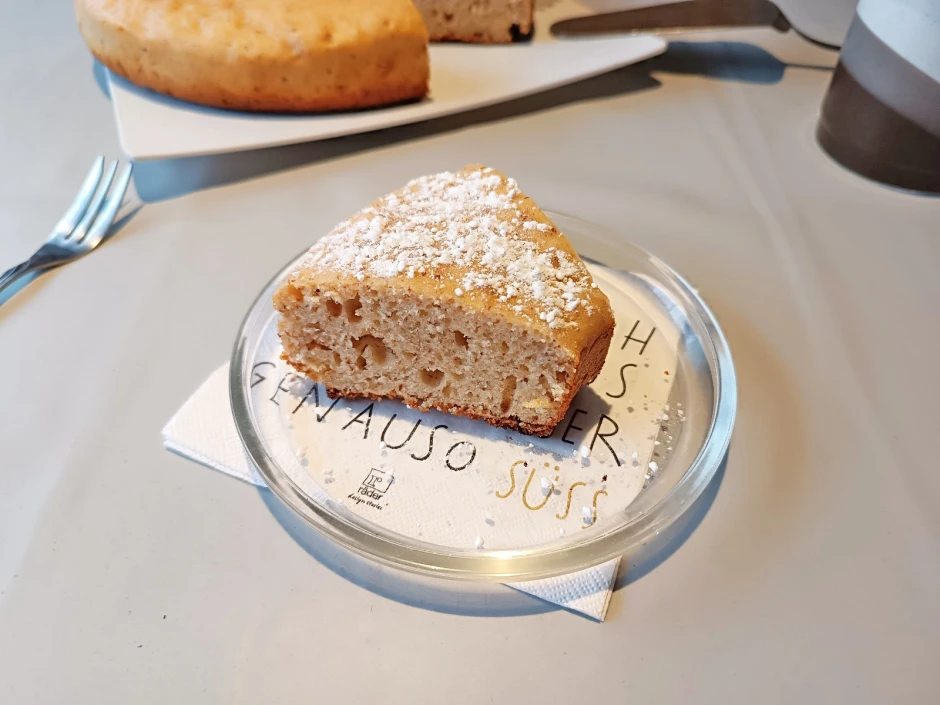 Mandel-Joghurt-Kuchen aus dem Camping-Backofen