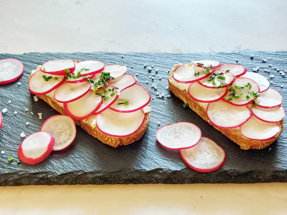 Radieschen-Frischkäse-Brot