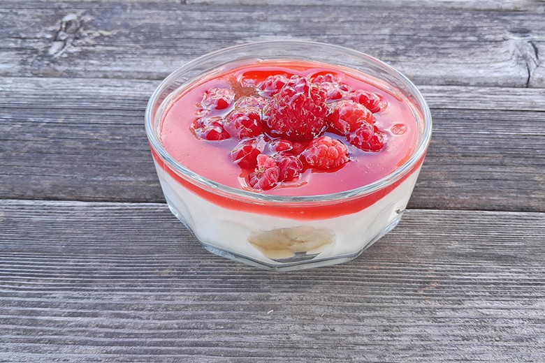Sauerrahmcreme mit Banane und Himbeerspiegel