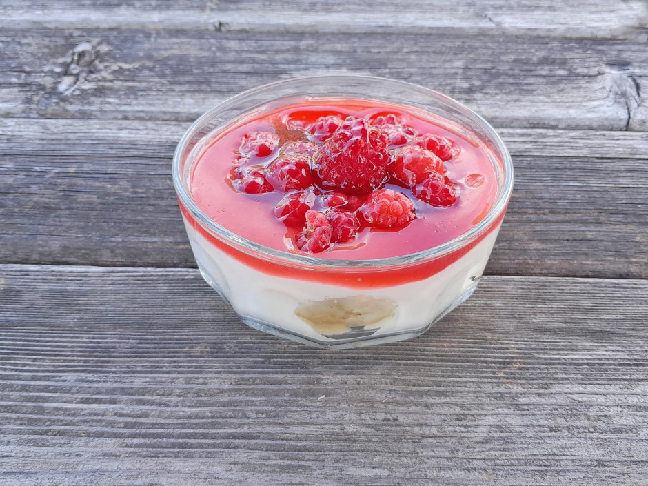Sauerrahmcreme mit Banane und Himbeerspiegel