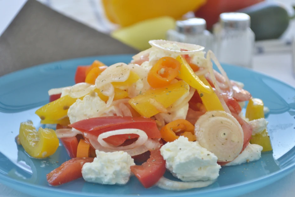 W&uuml;rziger Salat mit Schafsk&auml;se