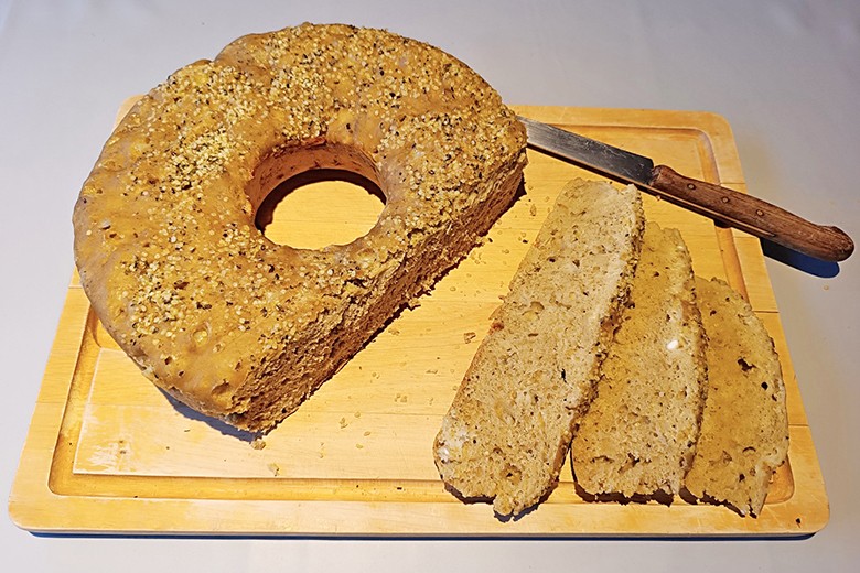 Dinkelbrot mit Hüttenkäse aus dem Camping-Backofen