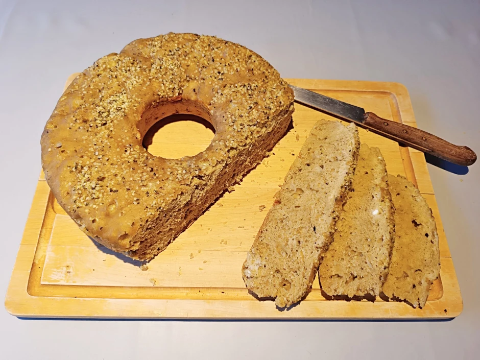Dinkelbrot mit Hüttenkäse aus dem Camping-Backofen