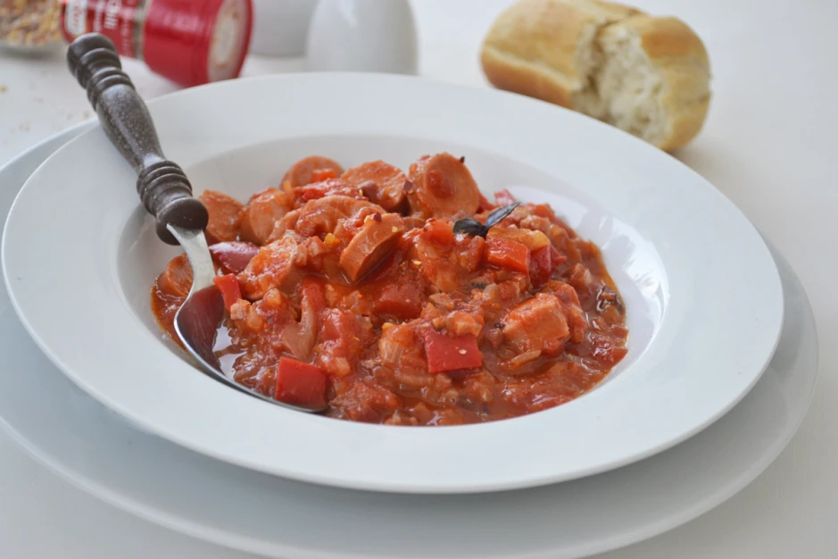 Deftiges W&uuml;rstelgulasch