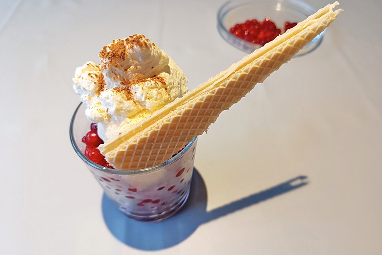 Eisbecher mit roten Ribiseln