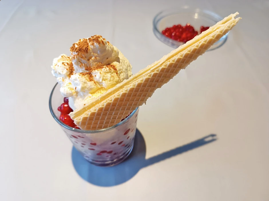 Eisbecher mit roten Ribiseln