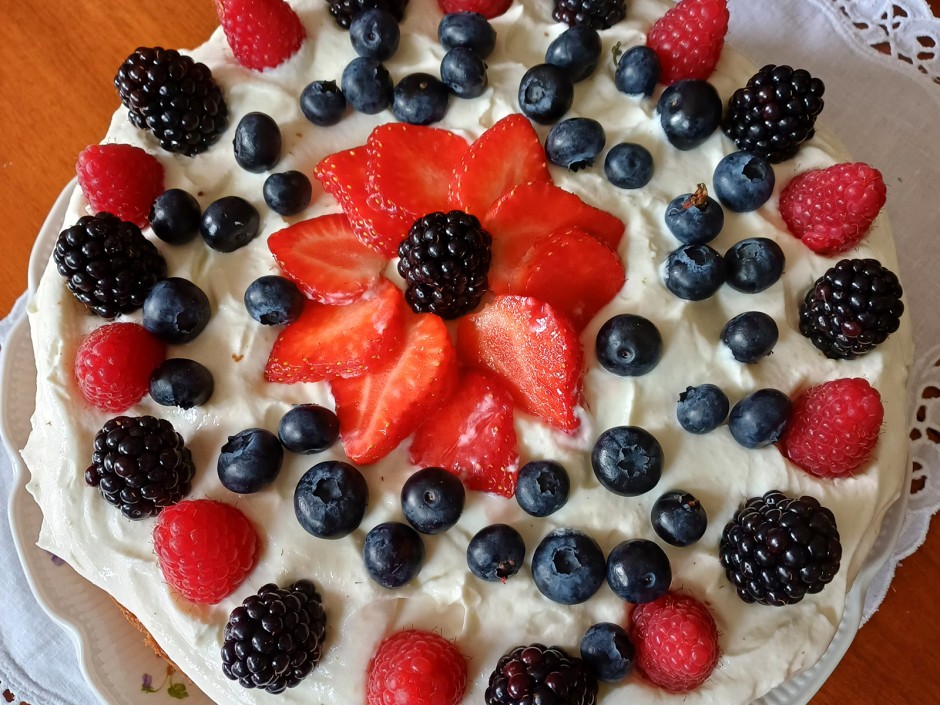 Topfentorte mit Beeren