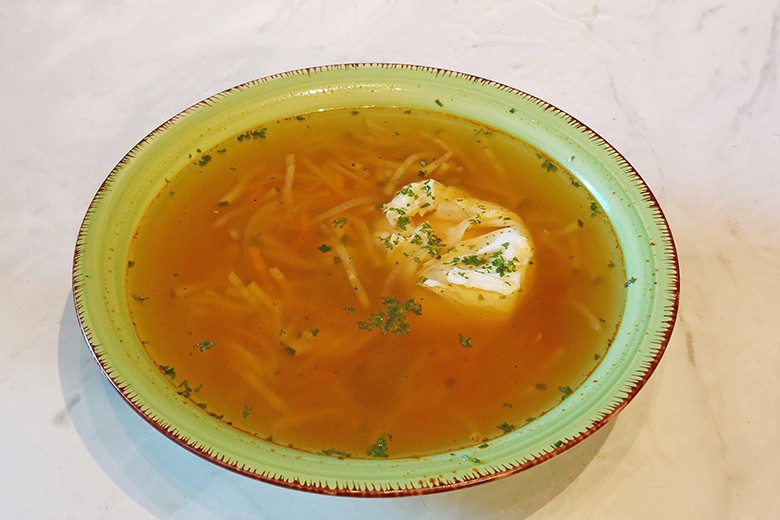 Jalapeno-Suppe mit pochiertem Ei