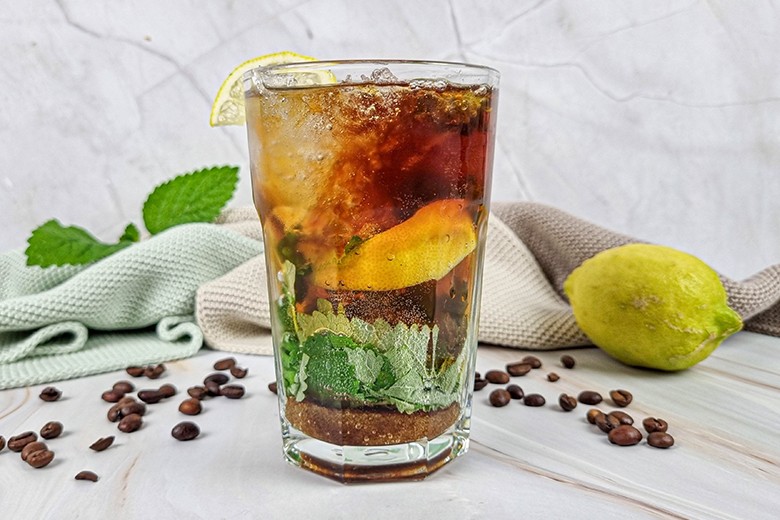 Espresso Tonic mit Melisse