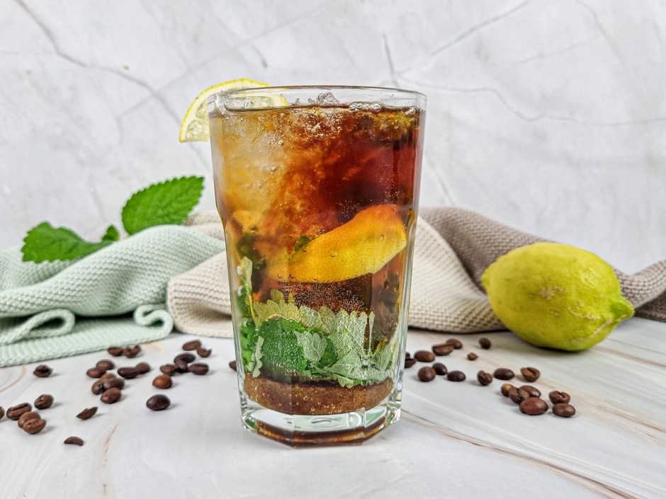 Espresso Tonic mit Melisse
