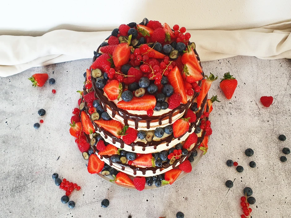 Dreist&ouml;ckige Beeren Torte mit Drip