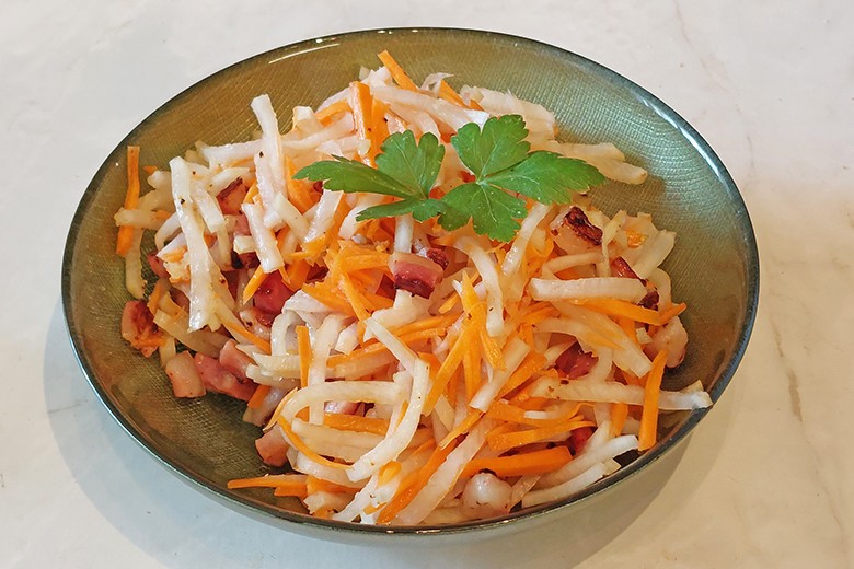 Rettich-Karotten-Salat mit Speck
