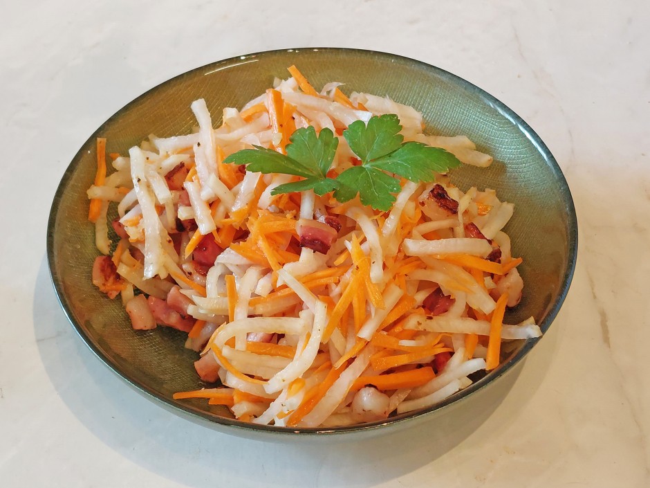 Rettich-Karotten-Salat mit Speck