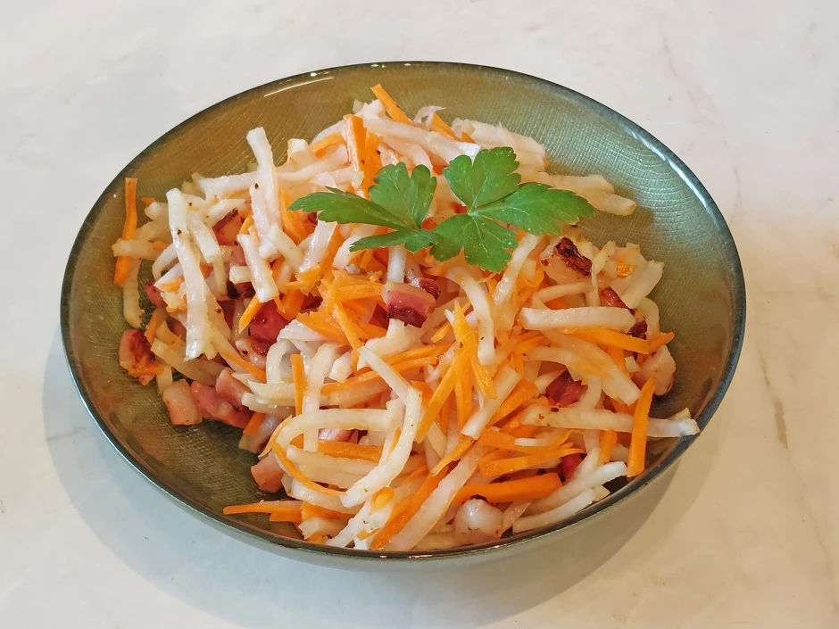 Rettich-Karotten-Salat mit Speck