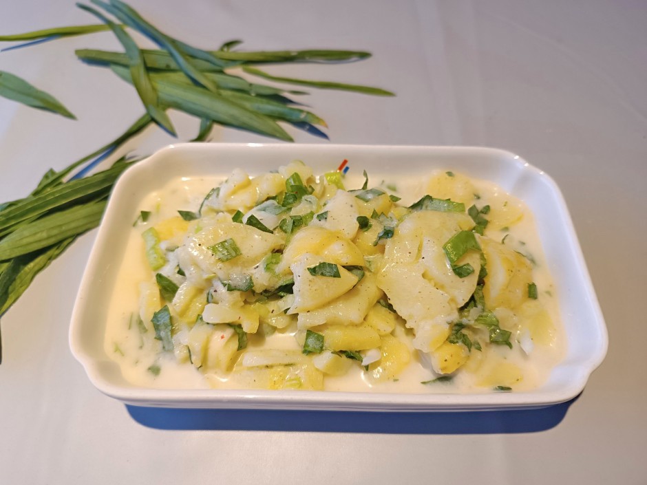 Erdäpfelsalat mit Spitzwegerich und Milchkefir
