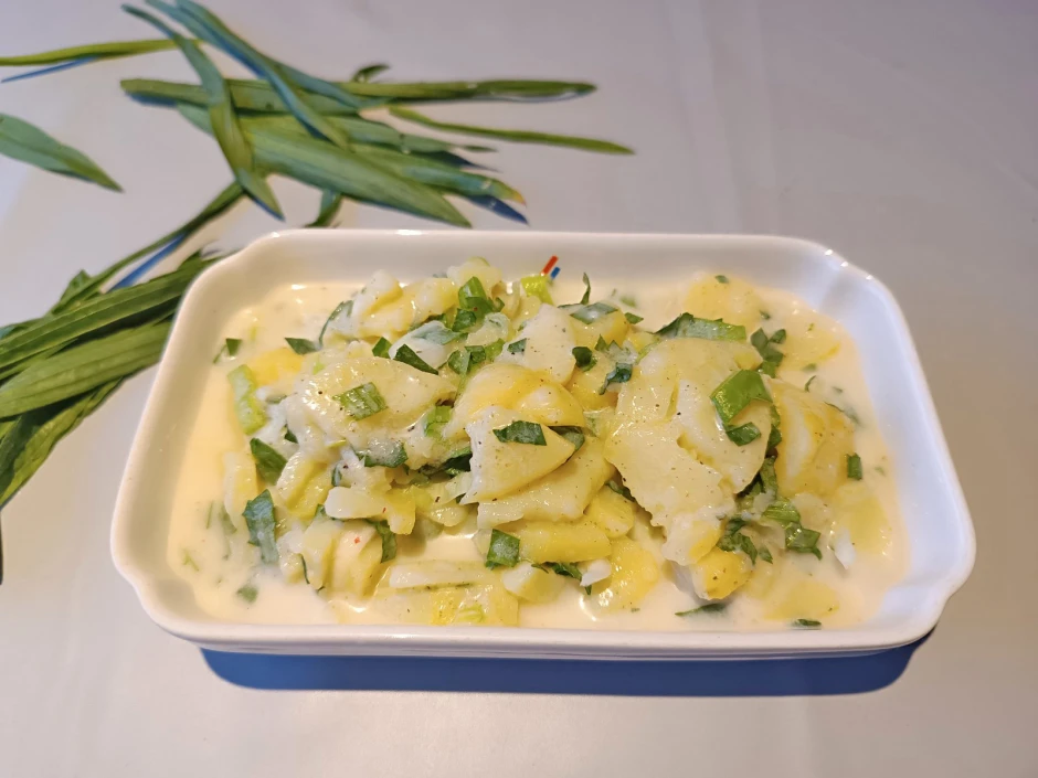 Erd&auml;pfelsalat mit Spitzwegerich und Milchkefir