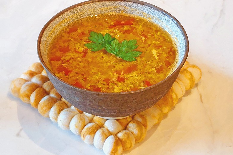 Kartoffel-Tomaten-Suppe mit Ei
