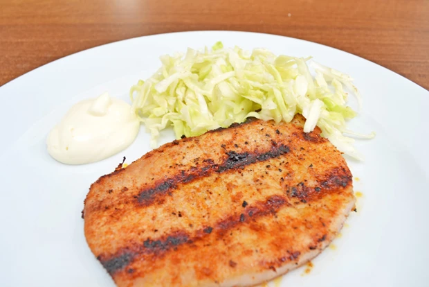 Grillkotelett mit Krautsalat