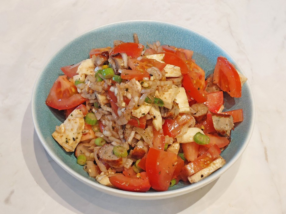 Tomaten-Bratwurst-Salat