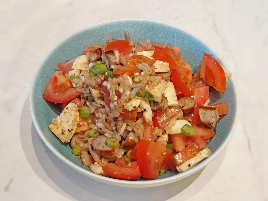 Tomaten-Bratwurst-Salat