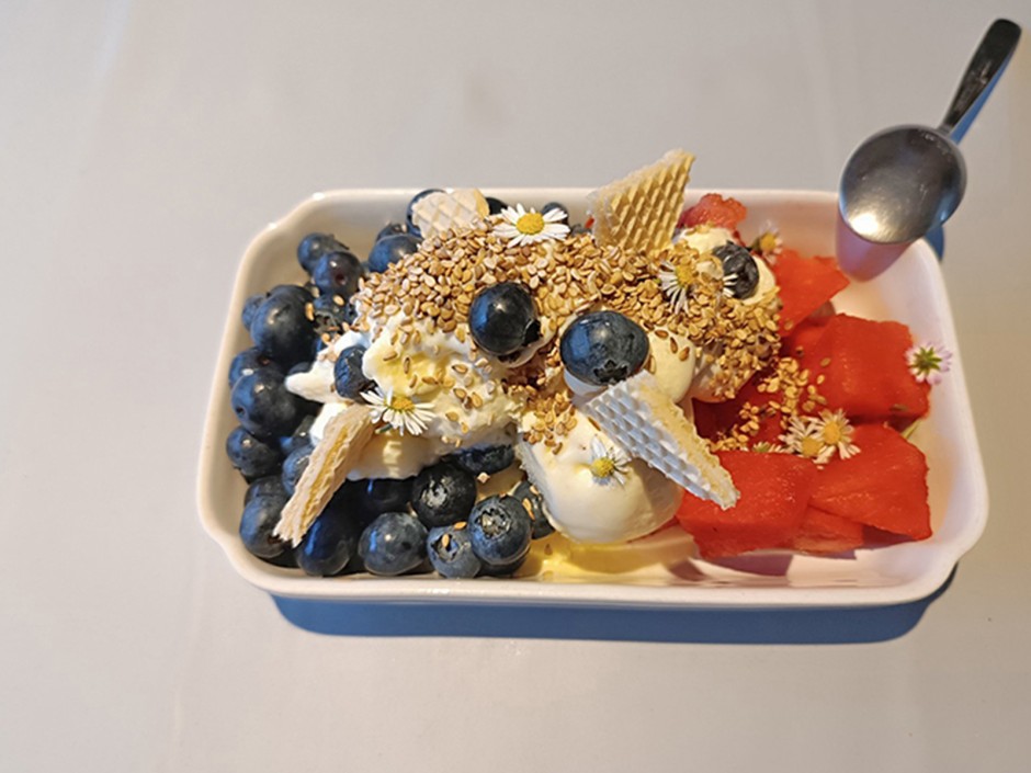 Vanilleeis mit gemischten Früchten