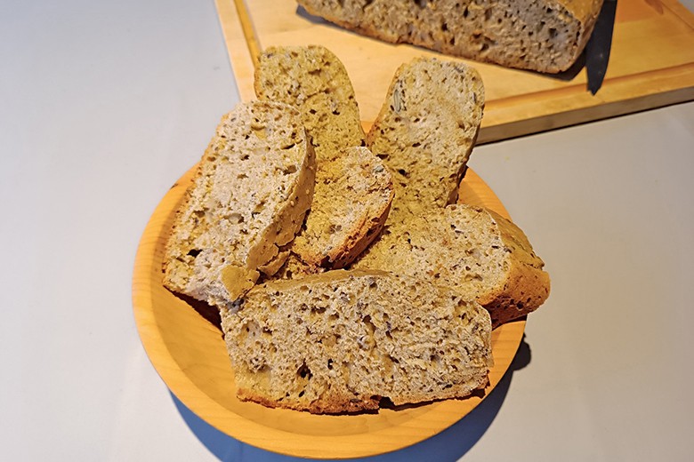 Brot mit Molke und Samen aus dem Camping-Backofen