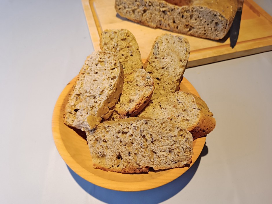 Brot mit Molke und Samen aus dem Camping-Backofen