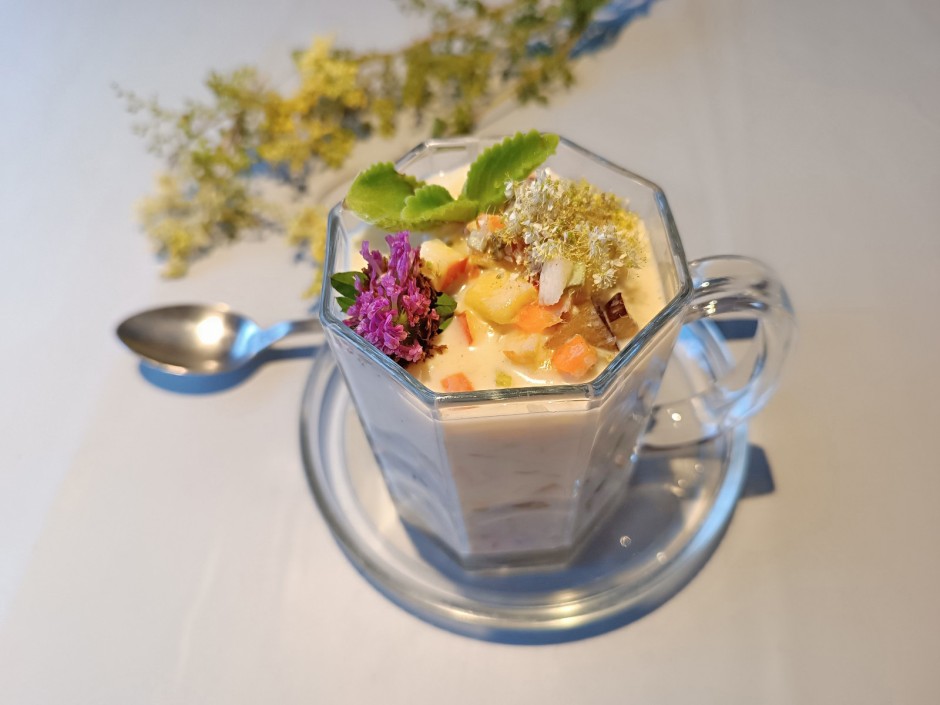 Milchkefir mit Jamaika-Thymian und Mädesüß