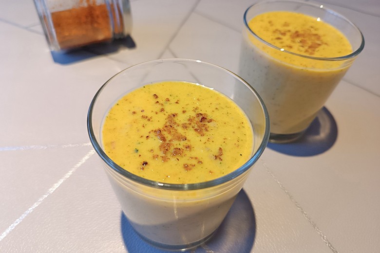 Buttermilch-Smoothie mit Avocadokernpulver