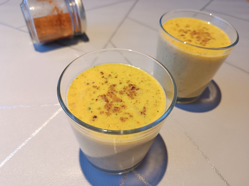 Buttermilch-Smoothie mit Avocadokernpulver