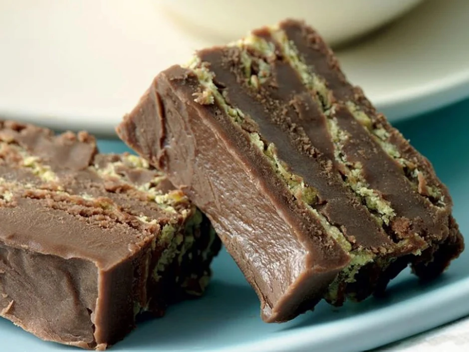 Schokodessert mit dunkler Schokolade und knusprigen Nachochips