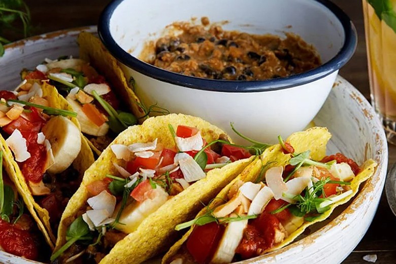 Tacos mit Kokosnuss, Banane & gerösteten Erdnüssen