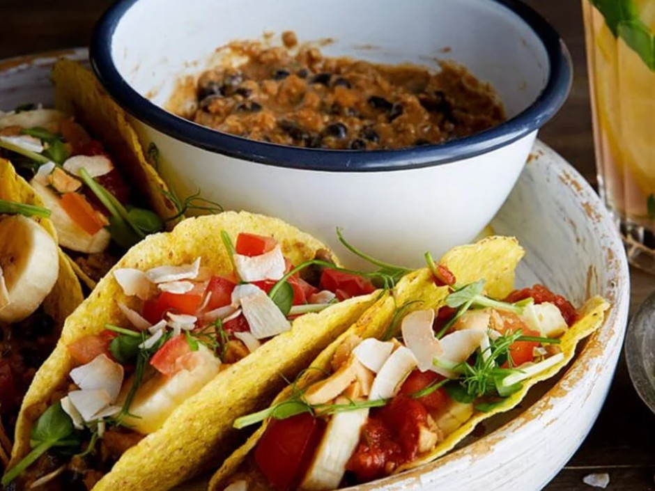 Tacos mit Kokosnuss, Banane & gerösteten Erdnüssen