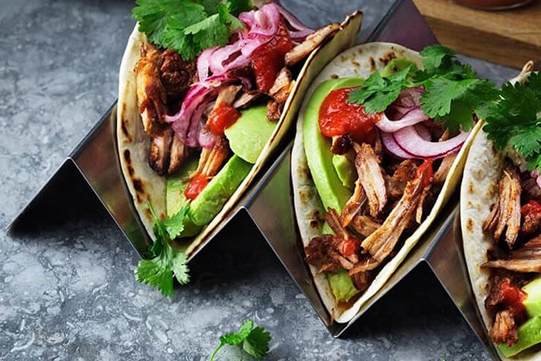 Pulled Pork Tacos mit eingelegten roten Zwiebeln und Jalapenosalsa