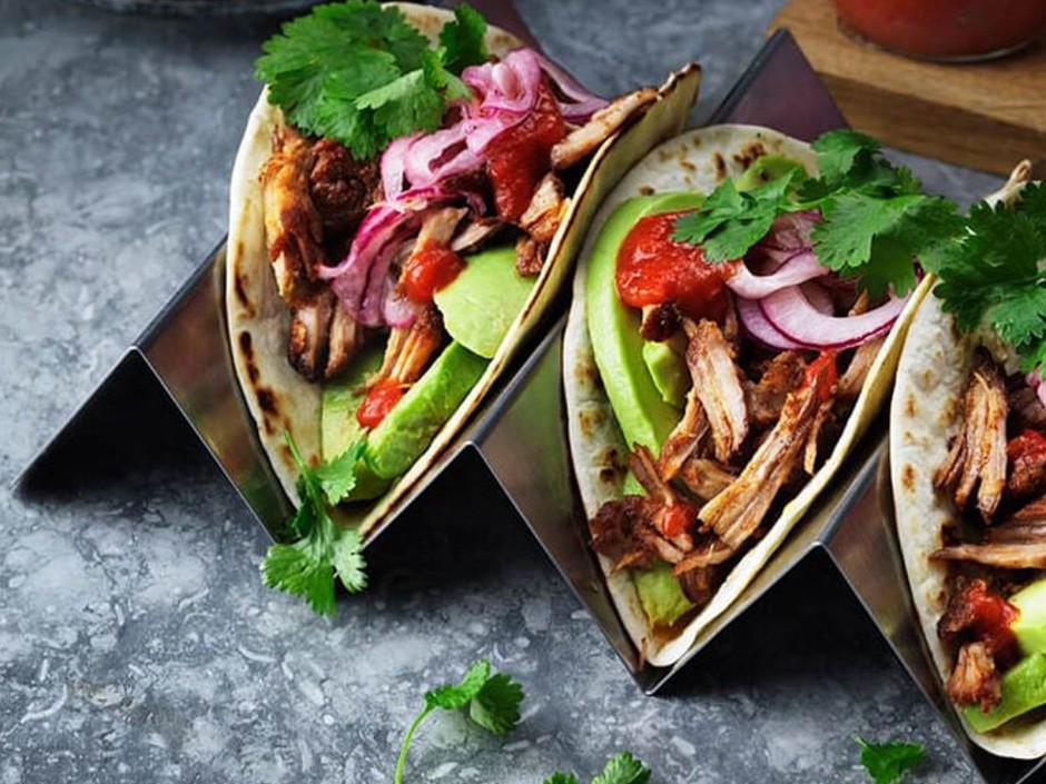 Pulled Pork Tacos mit eingelegten roten Zwiebeln und Jalapenosalsa