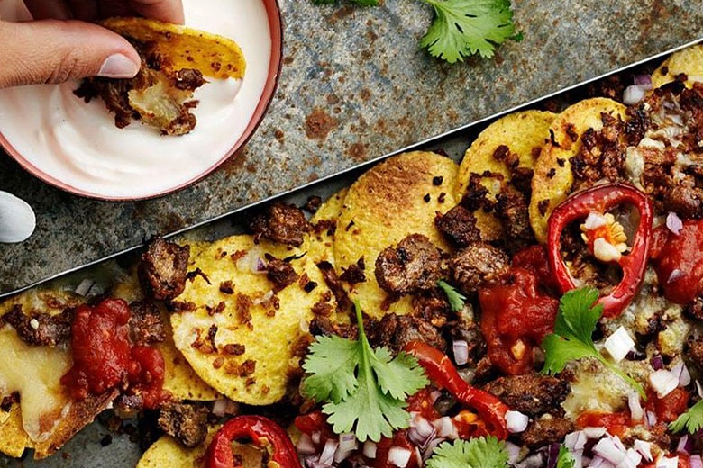 Bunte Nachoplatte mit Pulled Oats
