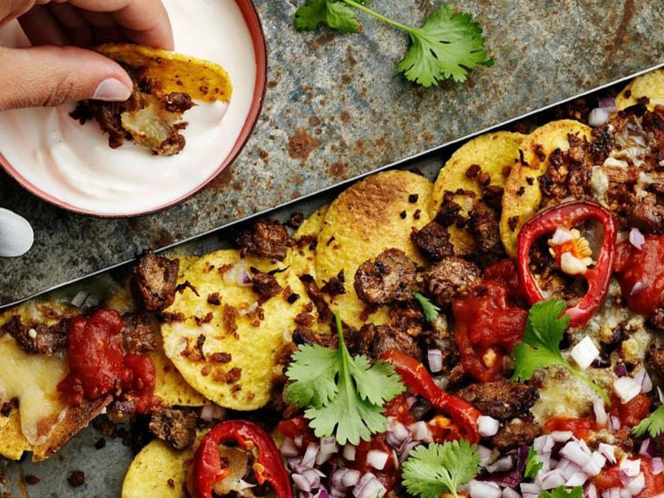 Bunte Nachoplatte mit Pulled Oats